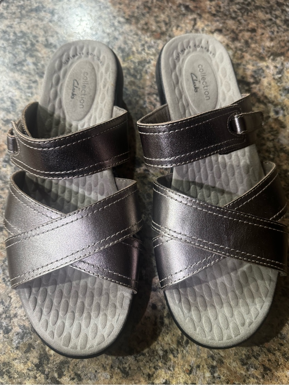 Clarks Women’s Sandals Size 8 Bronze Metallic Leather Slip On flip flops adjust